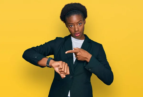 Fiatal Afro Amerikai Lány Visel Üzleti Ruhák Siet Mutató Nézni — Stock Fotó