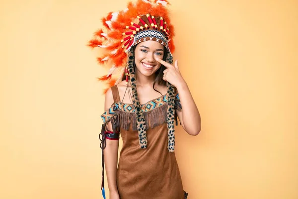Jong Mooi Latijns Meisje Draagt Indiaans Kostuum Wijzend Met Hand — Stockfoto