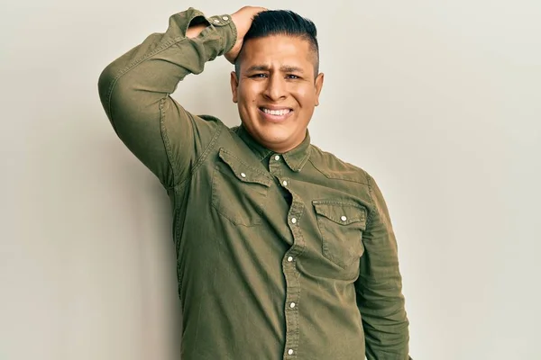 Jeune Homme Latino Portant Des Vêtements Décontractés Souriant Confiant Toucher — Photo