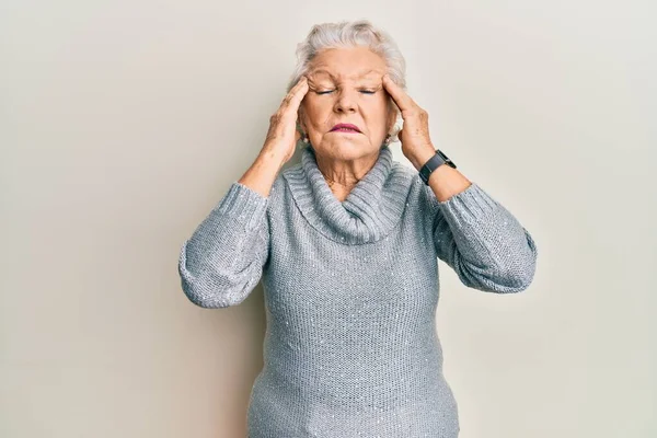高个子灰发女人头戴便服 因为压力头疼 偏头痛 — 图库照片