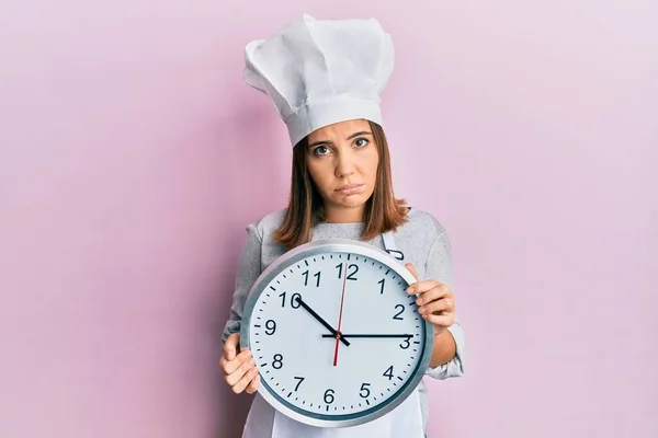 Mujer Hermosa Joven Con Uniforme Cocinero Profesional Sombrero Sosteniendo Reloj —  Fotos de Stock