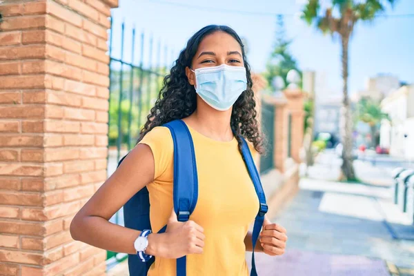 Νεαρή Αφροαμερικανή Φοιτήτρια Που Φοράει Ιατρική Μάσκα Και Περπατάει Στο — Φωτογραφία Αρχείου