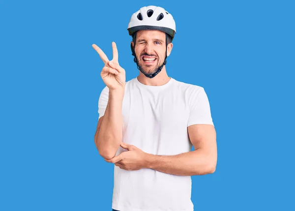 Joven Hombre Guapo Con Casco Bicicleta Sonriendo Con Cara Feliz —  Fotos de Stock