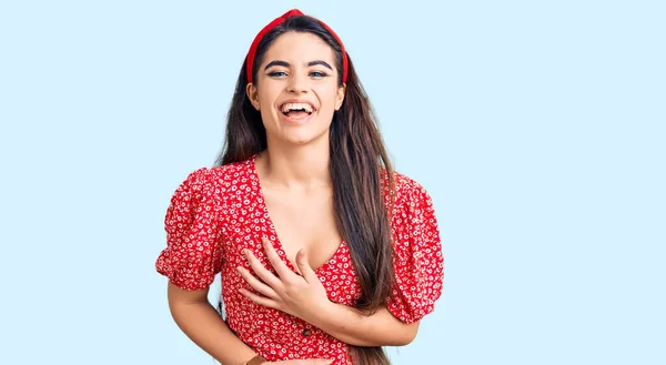 Brünettes Teenager Mädchen Sommerkleid Lächelt Und Lacht Laut Auf Weil — Stockfoto