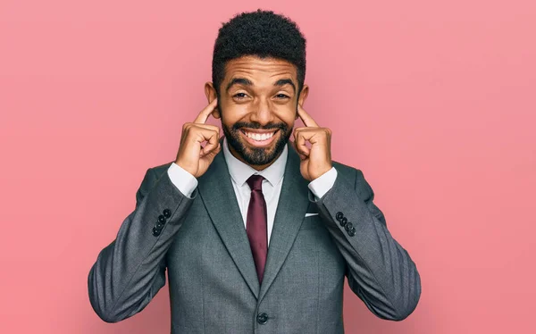 Jovem Afro Americano Vestindo Roupas Negócios Cobrindo Ouvidos Com Dedos — Fotografia de Stock