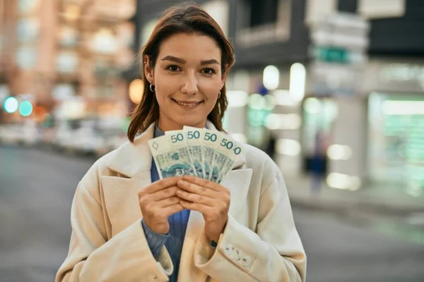 Wanita Muda Hispanik Tersenyum Bahagia Memegang Polish Zloty Uang Kertas — Stok Foto