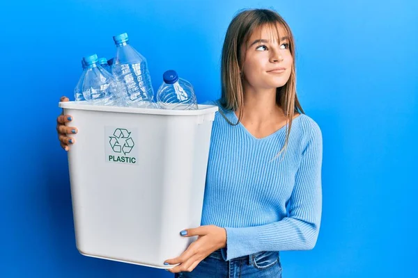 Teenager Kavkazské Dívka Drží Recyklační Sáček Plastovými Láhvemi Úsměvem Dívá — Stock fotografie