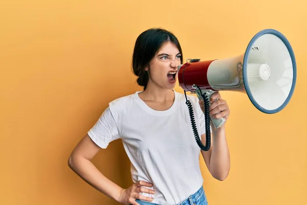 Jong Mooi Brunette Meisje Dragen Een Jurk Met Een Megafoon — Stockfoto