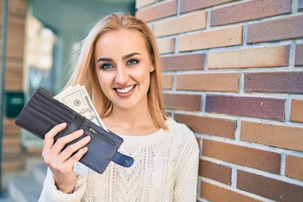 Νεαρή Ξανθιά Κοπέλα Χαμογελά Ευτυχισμένη Κρατώντας Πορτοφόλι Δολάρια Στέκεται Στην — Φωτογραφία Αρχείου