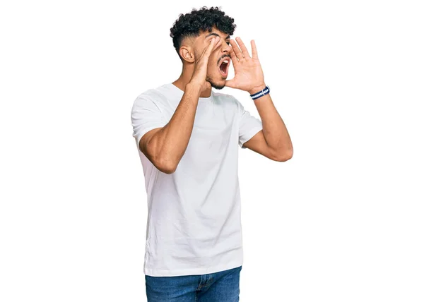 Jovem Árabe Homem Vestindo Casual Branco Shirt Gritando Irritado Voz — Fotografia de Stock