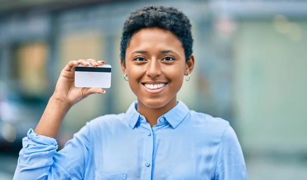 Joven Afroamericana Americana Sonriendo Feliz Celebración Tarjeta Crédito Ciudad — Foto de Stock