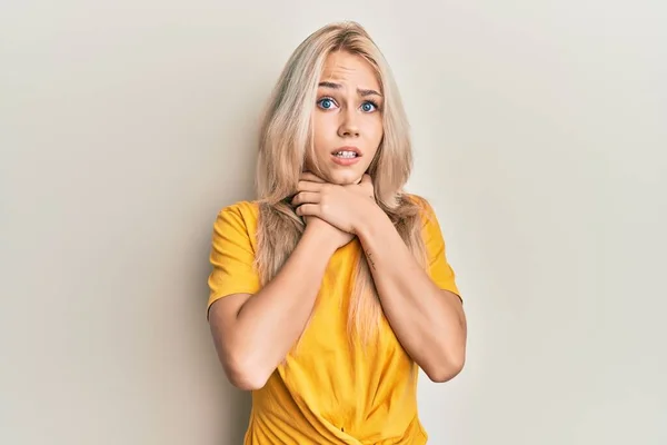 Schöne Kaukasische Blonde Mädchen Lässigem Shirt Schreien Und Ersticken Weil — Stockfoto