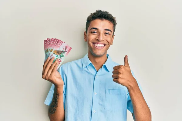 Fiatal Jóképű Afro Amerikai Férfi Kezében 100 Zélandi Dollár Bankjegy — Stock Fotó