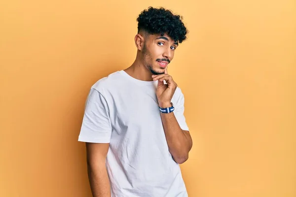 Homem Bonito Árabe Jovem Vestindo Camisa Branca Casual Sorrindo Olhando — Fotografia de Stock