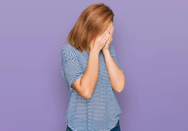 Mulher Branca Jovem Vestindo Roupas Casuais Com Expressão Triste Cobrindo — Fotografia de Stock