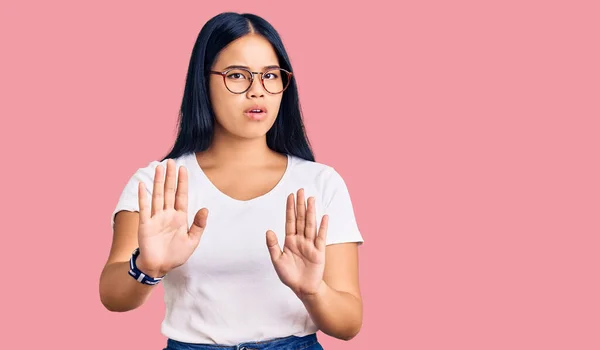 Jovem Bela Menina Asiática Vestindo Roupas Casuais Óculos Afastando Mãos — Fotografia de Stock