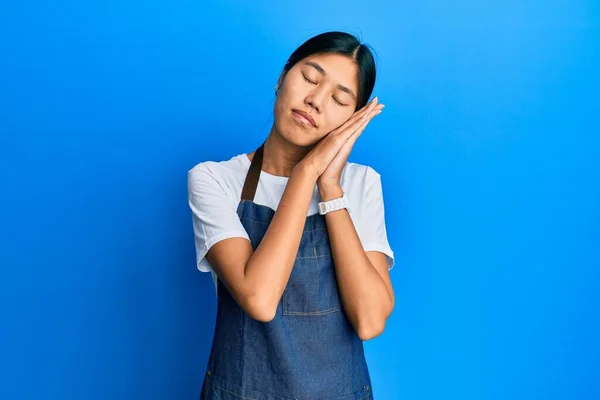 Genç Çinli Kadın Garson Önlüğü Giyip Uyuyordu Yorgun Düşler Görüyordu — Stok fotoğraf