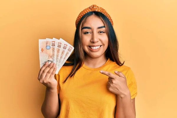 Ung Latinamerikansk Kvinna Håller Förenade Kungariket Pounds Sedlar Ler Glad — Stockfoto