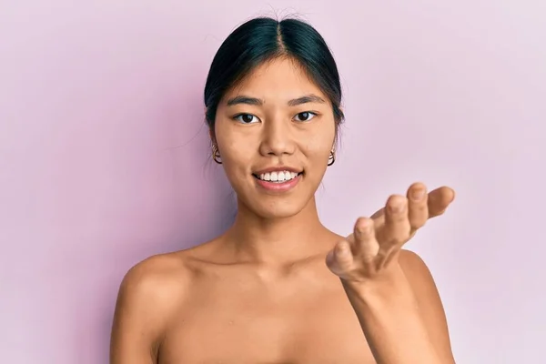 Jonge Chinese Vrouw Staat Topless Tonen Huid Lachende Vriendelijk Aanbieden — Stockfoto