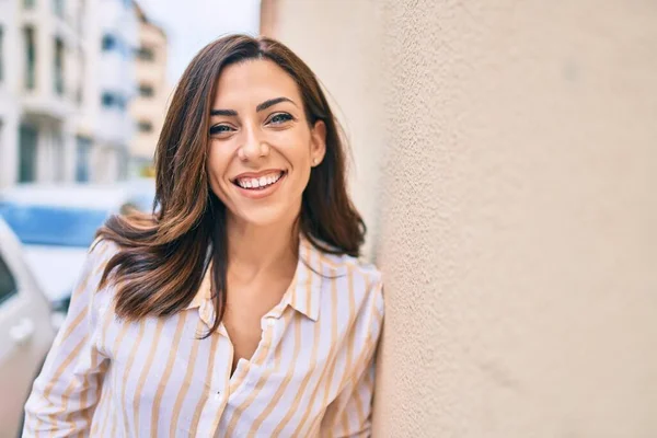 Joven Mujer Hispana Sonriendo Feliz Apoyada Pared Ciudad —  Fotos de Stock