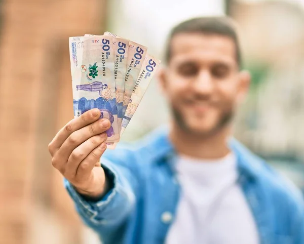 Junger Kaukasischer Mann Lächelt Glücklich Und Hält Kolumbianische Pesos Die — Stockfoto