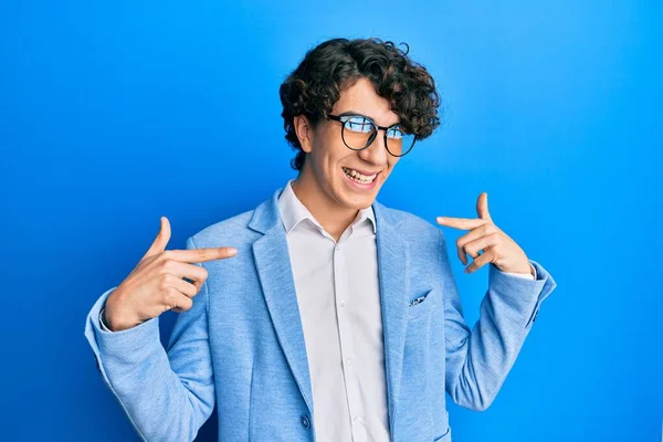 Der Hispanische Junge Mann Mit Businessjacke Und Brille Sieht Selbstbewusst — Stockfoto