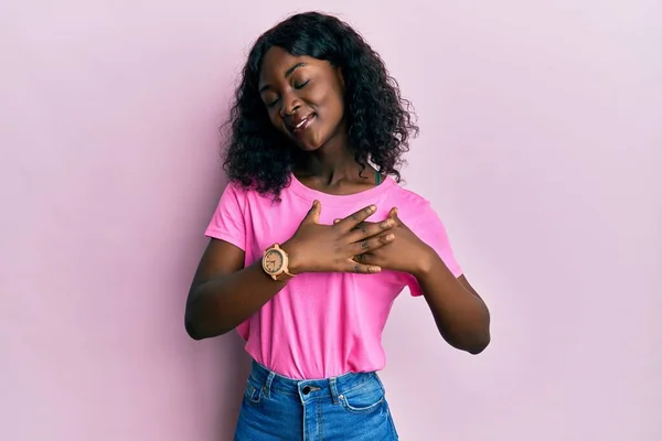Vacker Afrikansk Ung Kvinna Bär Casual Rosa Skjorta Leende Med — Stockfoto