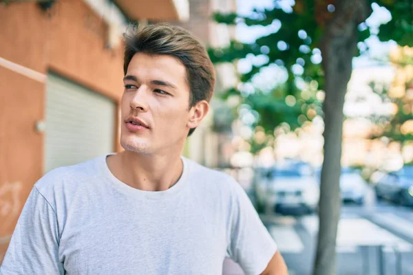 Jonge Kaukasische Man Met Serieuze Uitdrukking Leunend Naar Stad — Stockfoto