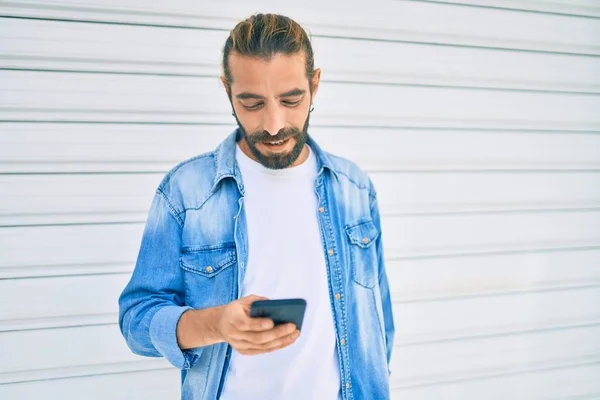 Молодой Человек Ближнего Востока Пользуется Смартфоном Городе — стоковое фото
