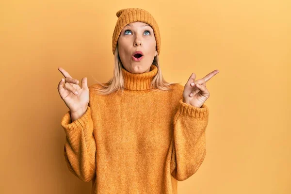 Middelbare Leeftijd Blanke Vrouw Dragen Wol Winter Trui Hoed Verbaasd — Stockfoto