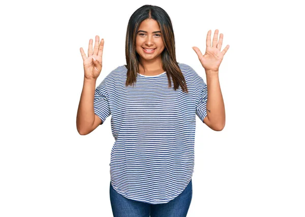 Młoda Latynoska Dziewczyna Luźnych Ubraniach Pokazując Wskazując Palcem Numer Dziewięć — Zdjęcie stockowe