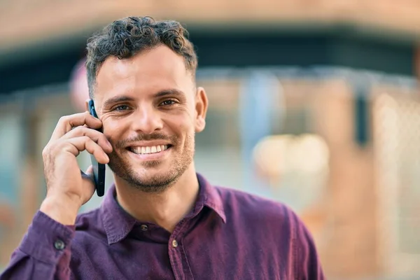 Joven Hombre Hispano Sonriendo Feliz Hablando Smartphone Ciudad — Foto de Stock