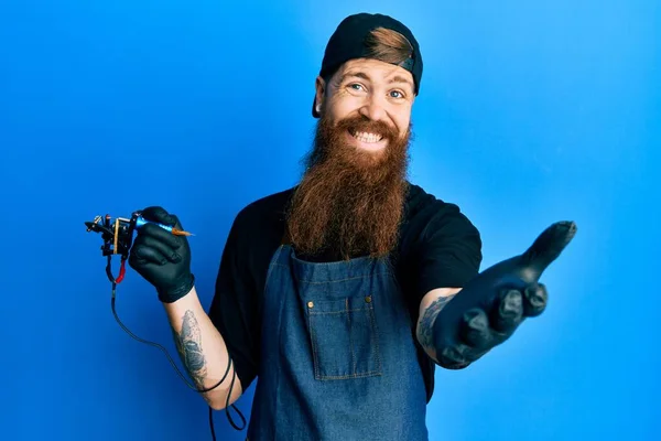 Homem Ruivo Com Longa Barba Tatuagem Artista Vestindo Uniforme Profissional — Fotografia de Stock