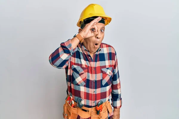 Uomo Ispanico Anziano Indossando Tuttofare Uniforme Facendo Gesto Scioccato Con — Foto Stock