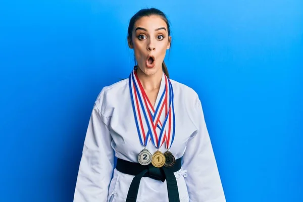 Linda Morena Jovem Vestindo Uniforme Lutador Karatê Medalhas Assustadas Espantadas — Fotografia de Stock