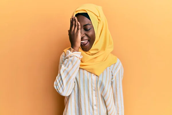Mulher Jovem Africana Bonita Vestindo Tradicional Lenço Islâmico Hijab Cobrindo — Fotografia de Stock