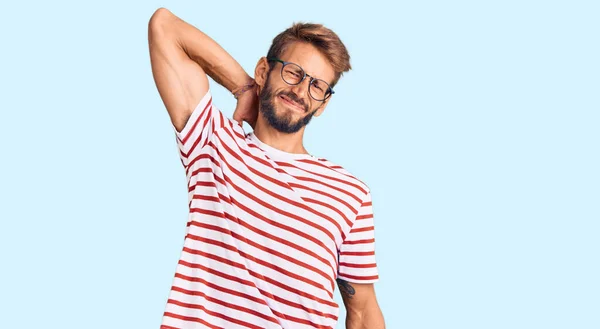 Schöner Blonder Mann Mit Bart Lässiger Kleidung Und Brille Der — Stockfoto