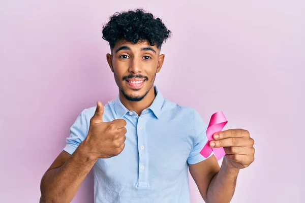 Jovem Árabe Bonito Homem Segurando Fita Câncer Rosa Sorrindo Feliz — Fotografia de Stock