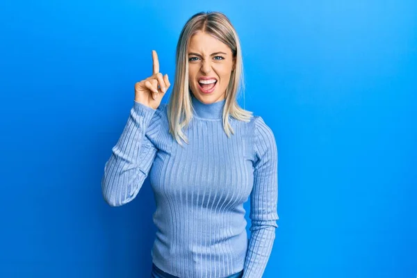 Bella Donna Bionda Che Indossa Vestiti Casual Punta Dito Con — Foto Stock