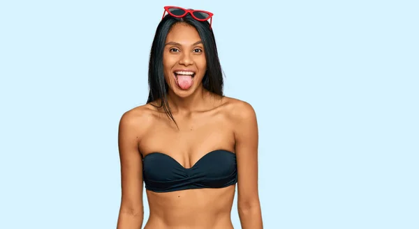 Młoda Afroamerykanka Bikini Wystaje Języczkiem Szczęśliwa Śmiesznym Wyrazem Twarzy Koncepcja — Zdjęcie stockowe