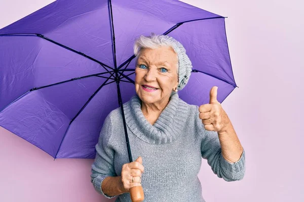 Senior Grijs Harige Vrouw Met Paarse Paraplu Glimlachen Gelukkig Positief — Stockfoto