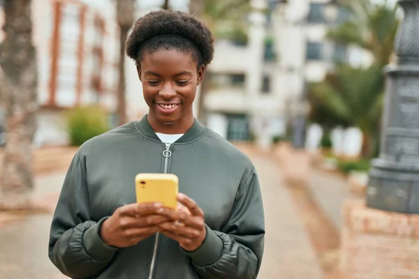 Молода Афроамериканська Дівчинка Посміхається Користуючись Смартфоном Місті — стокове фото