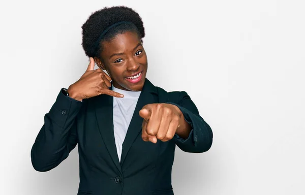 Joven Afroamericana Americana Vestida Con Ropa Negocios Sonriendo Hablando Por — Foto de Stock