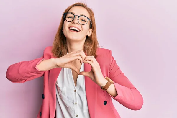 Joven Mujer Caucásica Con Estilo Negocios Gafas Sonriendo Amor Haciendo — Foto de Stock