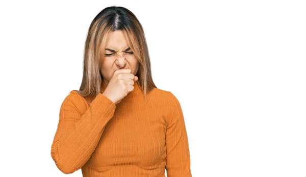 穿着休闲服的年轻高加索女人感觉不适 咳嗽是感冒或支气管炎的症状 保健概念 — 图库照片