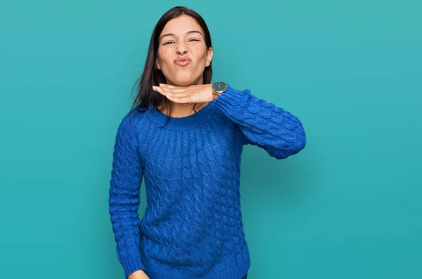 Junge Hispanische Frau Freizeitkleidung Schneidet Hals Mit Hand Als Messer — Stockfoto