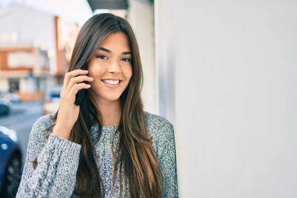 Jovem Bela Menina Hispânica Sorrindo Feliz Falando Smartphone Cidade — Fotografia de Stock