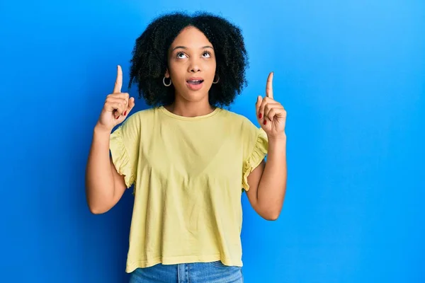 Ung Afrikansk Amerikansk Flicka Bär Casual Kläder Förvånad Och Förvånad — Stockfoto