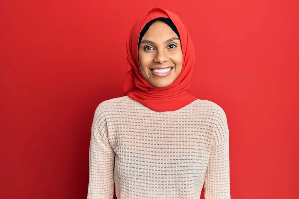 伝統的なイスラム教のヒジャーブスカーフを顔に幸せとクールな笑顔で身に着けている若いアフリカ系アメリカ人女性 運のいい人 — ストック写真