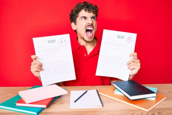 Joven Hombre Caucásico Con Pelo Rizado Mostrando Examen Aprobado Sentado — Foto de Stock